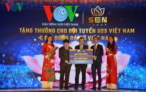 VOV VÀ SEN GROUP TRAO TẶNG 600 TRIỆU CHO TUYỂN BÓNG ĐÁ NỮ VIỆT NAM