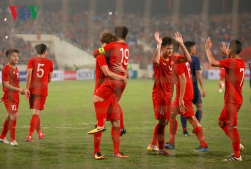 VOV CÙNG SEN GROUP TRAO THƯỞNG 500 TRIỆU ĐỒNG CHO U23 VIỆT NAM